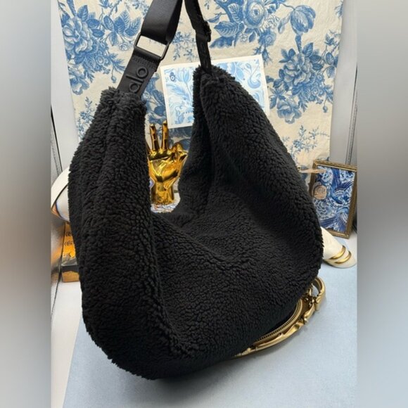 🆕 ALO YOGA 🧿 NWOT Sherpa Om The Go Sling Bag - Black Sherpa - Picture 2 of 16